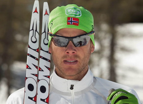 Норвежец выступает на беговых лыжах atomic